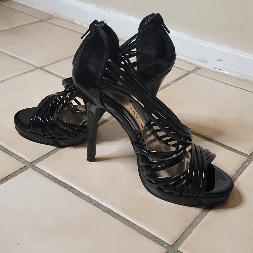 Chinese Laundry black straps opened toed heels 7